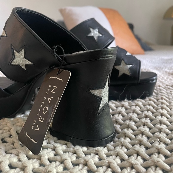 NWOT Black & Silver Strappy Marley Heel TUK - Picture 4 of 4